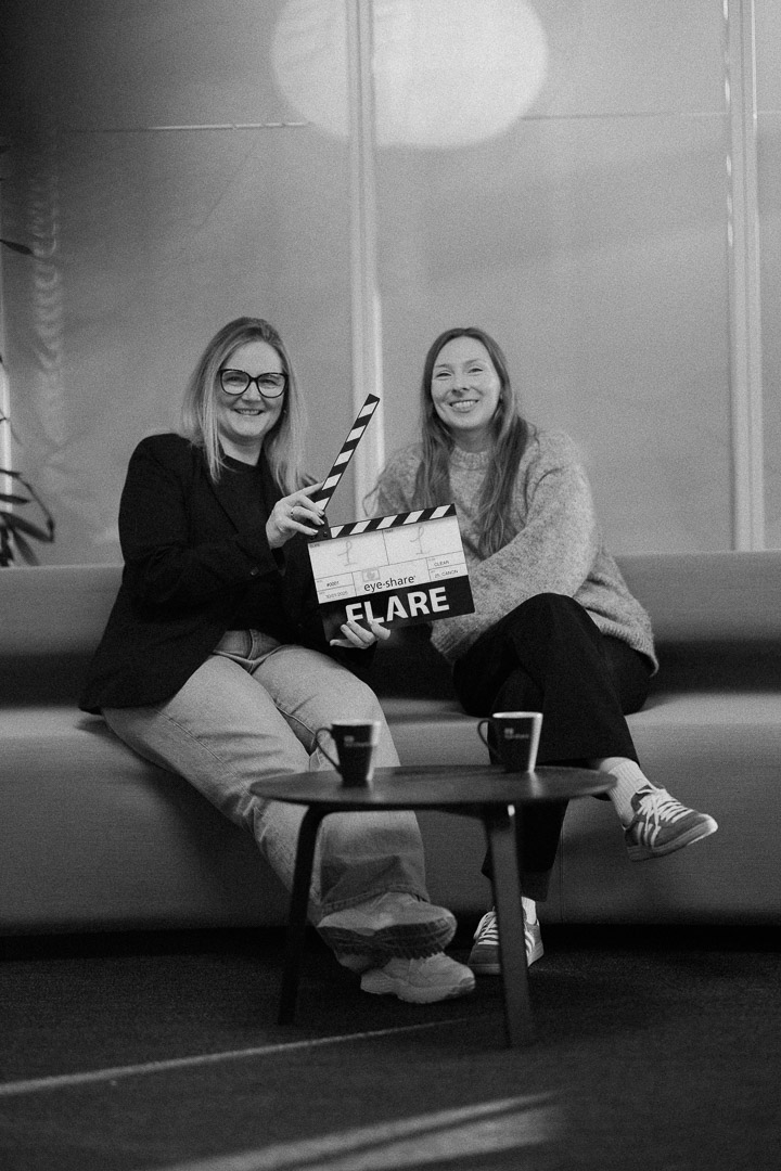 Sofasamtale-sett – to deltakere med Flare-klapper og kaffekopper under videoopptak (bedriftsvideo Stavanger).
