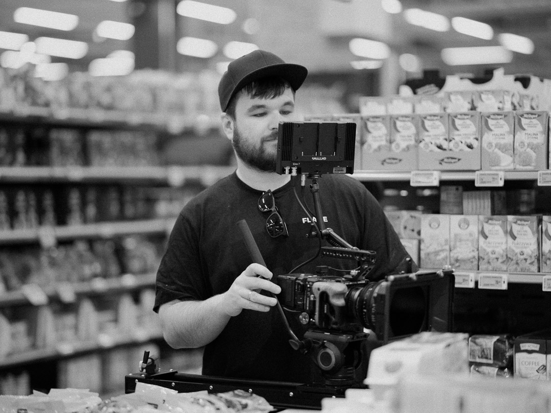 Kameramann med cinema-rig filmer produktvideo i dagligvarebutikk – kommersiell foto og video Stavanger/Rogaland.