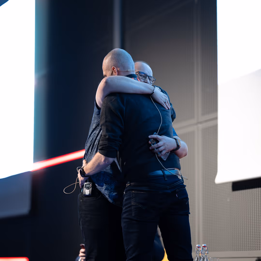 Mennesker i faglig samtale fotografert i Stavanger, brukt for å kommunisere kultur og kompetanse