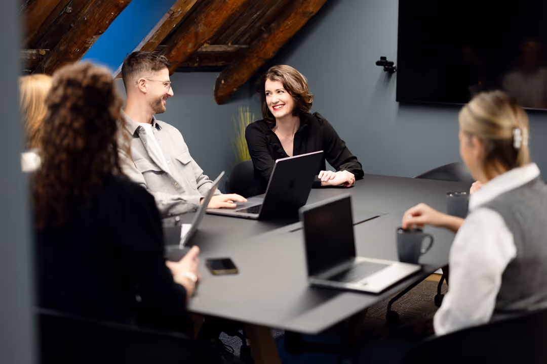 Fotograf i Stavanger viser samarbeid og dialog i moderne kontormiljø gjennom employer branding-fotografi