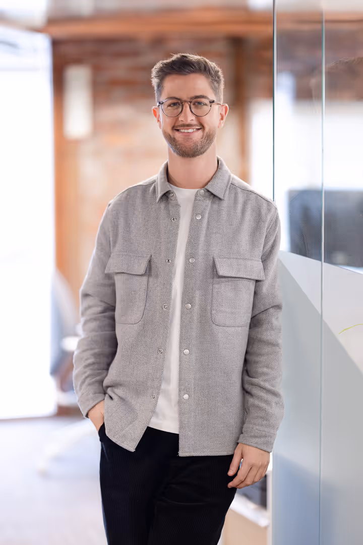 bedriftsfotograf fotograferer team i uformelt miljø for employer branding og bedriftskultur