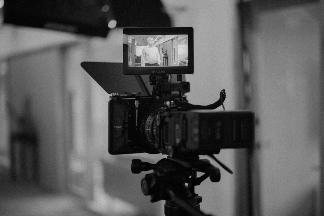 Cinema-kamera med monitor på stativ, klart for opptak – høyoppløselig videoproduksjon Rogaland.