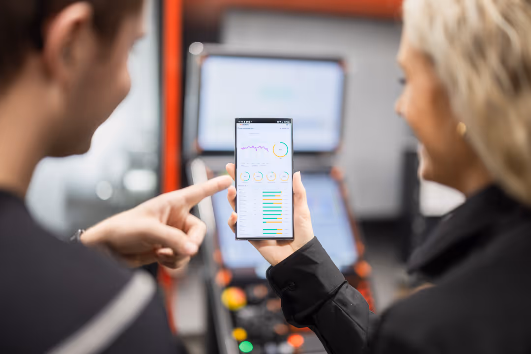 Bedriftfotograf viser samarbeid rundt digital løsning i arbeidsmiljø