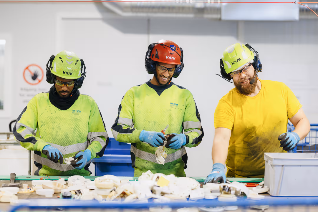 Arbeidere i produksjon fotografert av industrifotograf i Oslo for å vise ekte arbeidssituasjoner