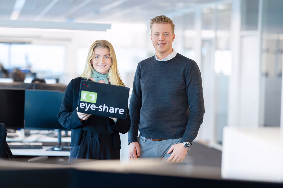 bedriftsfotograf fotograferer kontormiljø og arbeidsplassdetaljer som del av helhetlig bedriftsfotografering