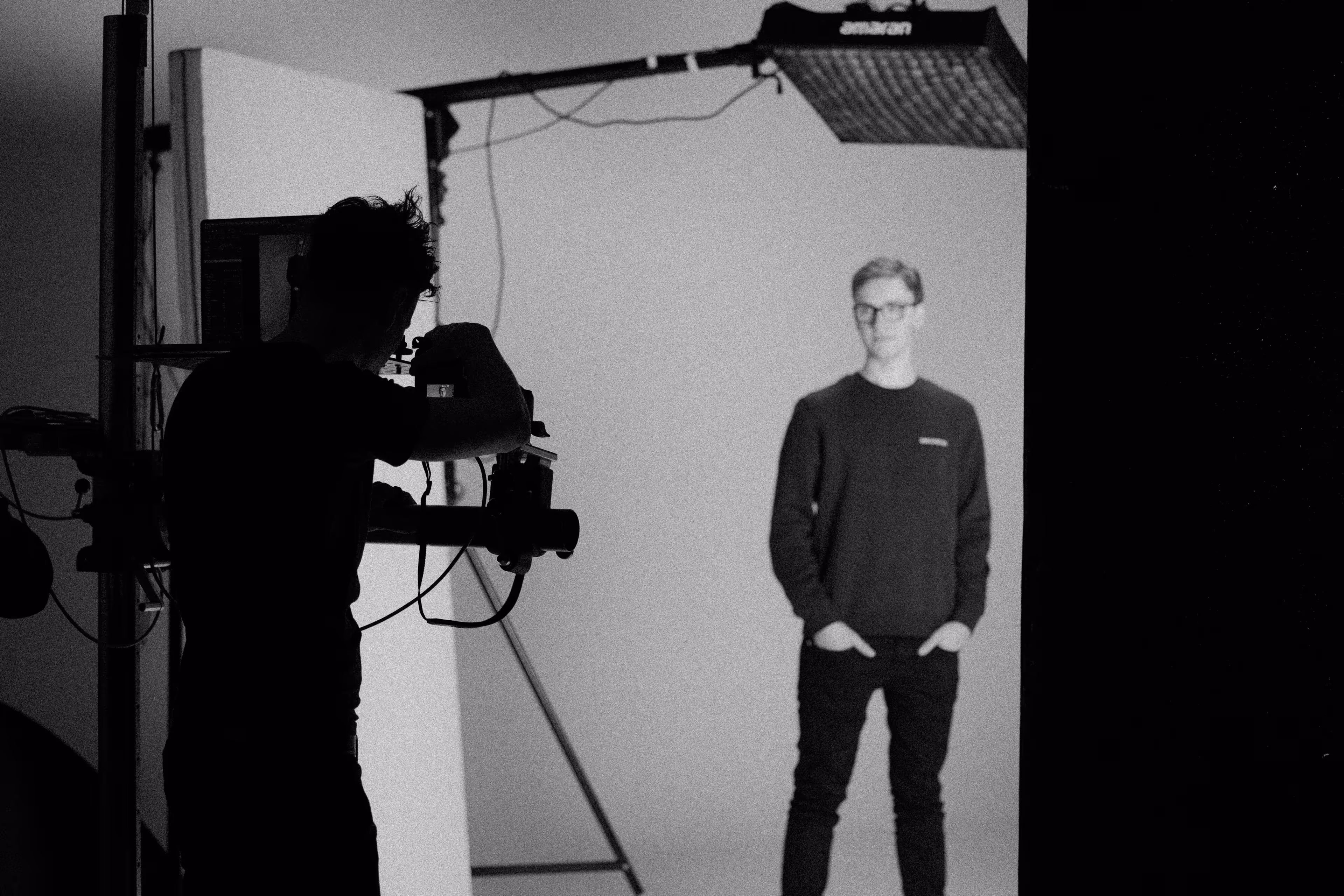 bedriftsfotograf tar profesjonelt portrett av ansatt i teknologibedrift for bruk på nettside og presentasjoner