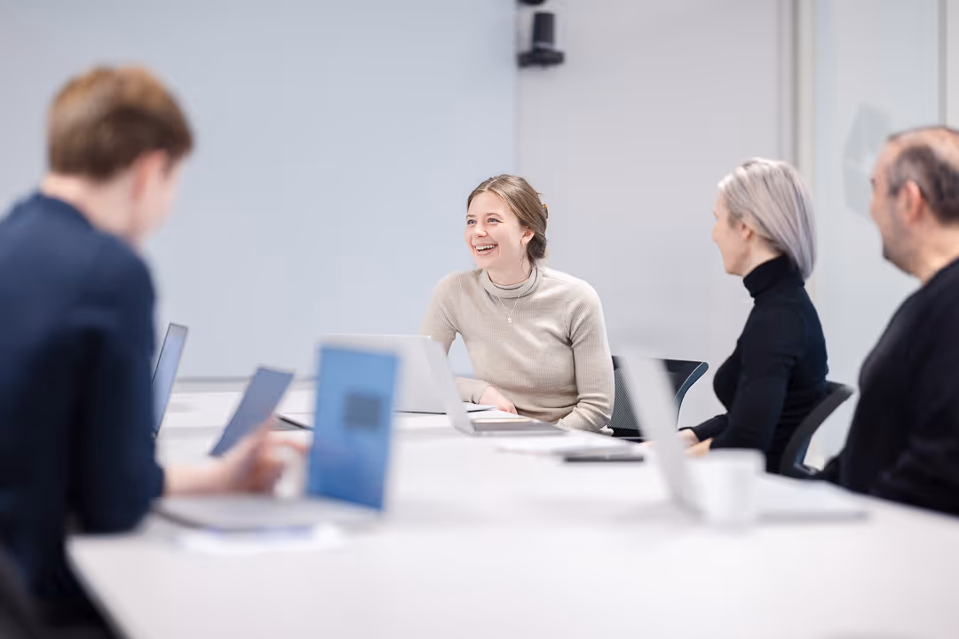 bedriftsfotograf fotograferer ansatte i arbeid på kontor for autentisk bedriftsfotografering