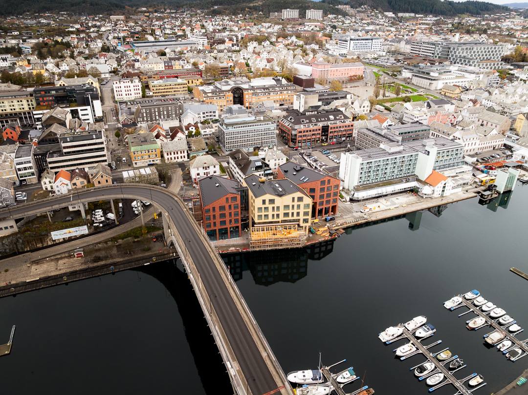 bedriftsfotograf i Stavanger bruker drone til å fotografere bymiljø, næringsbygg og havneområde for bedriftskommunikasjon