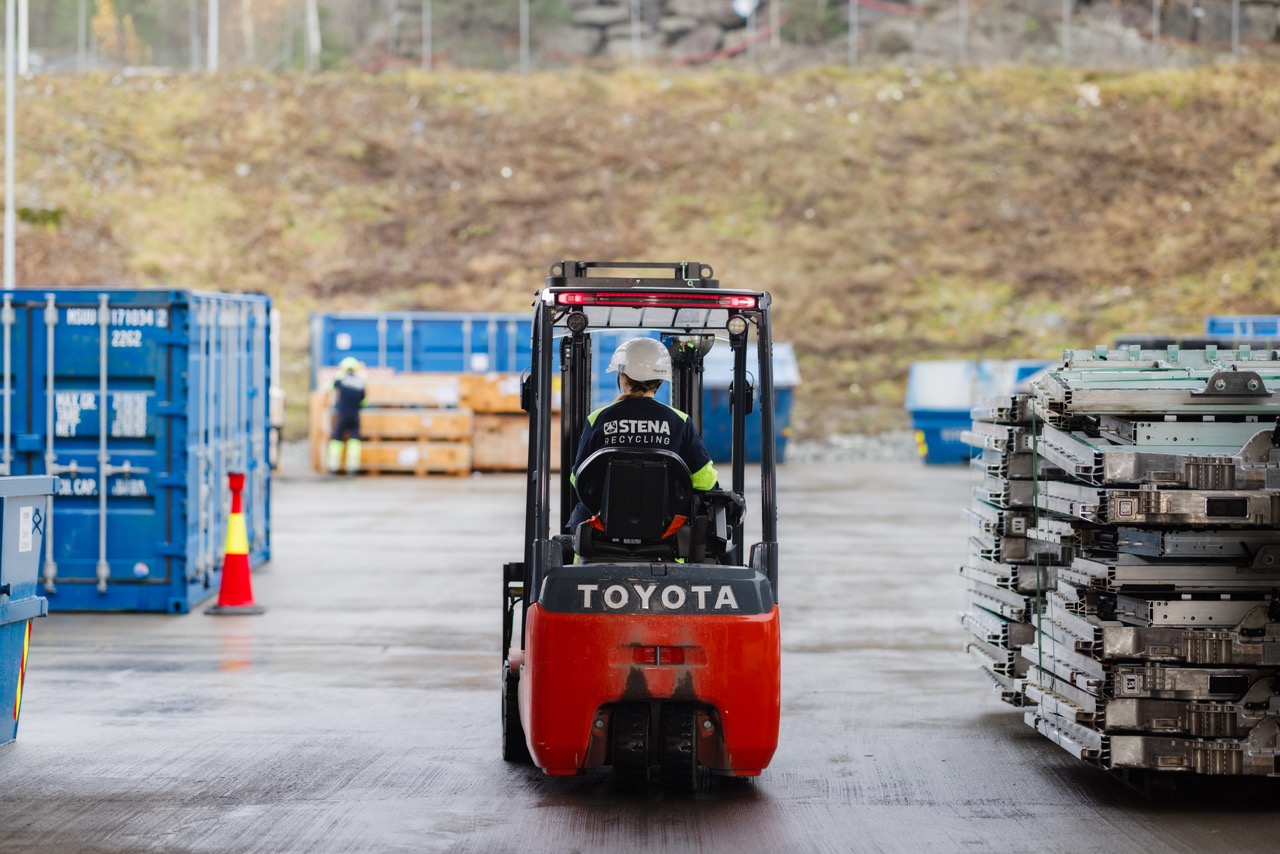 bedriftsfotograf fotograferer ansatt på gaffeltruck i industriområde for bedriftsprofil og dokumentasjon av arbeidsmiljø