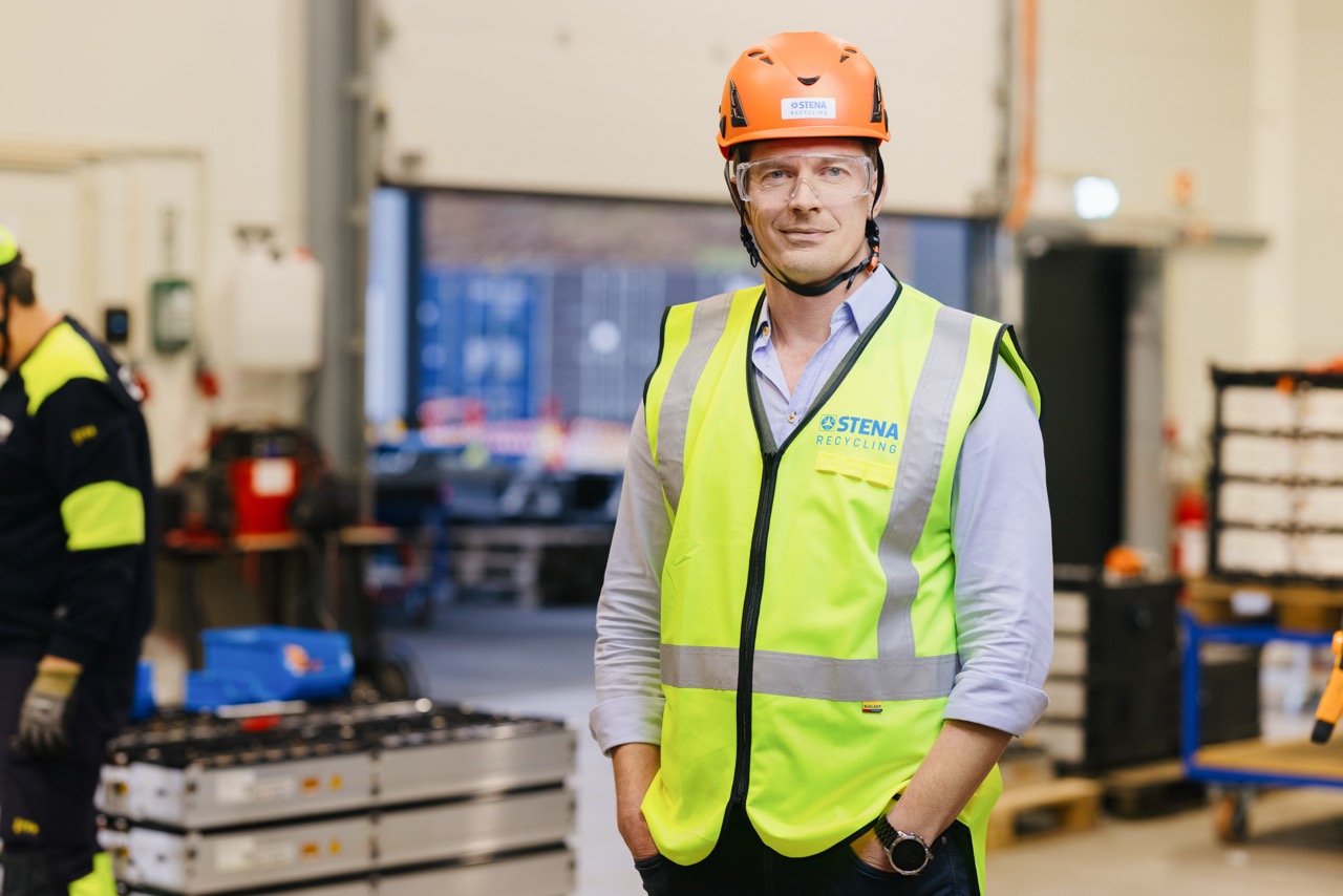 bedriftsfotograf tar profesjonelt portrett av ansatt i industrimiljø for bruk i bedriftsprofil og kommunikasjon