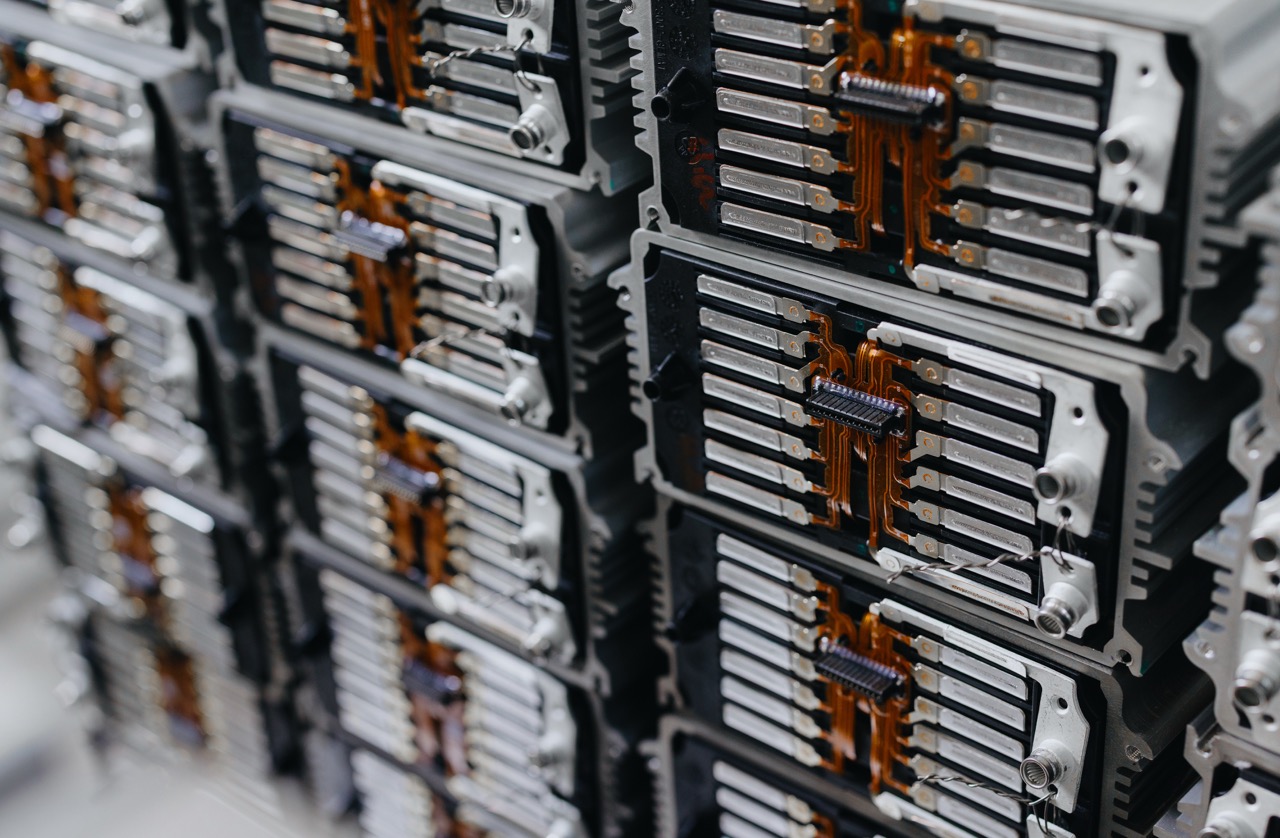 bedriftsfotograf dokumenterer teknisk industrikomponent med elektronikk og presisjonsdeler for industriell bedriftsfotografering