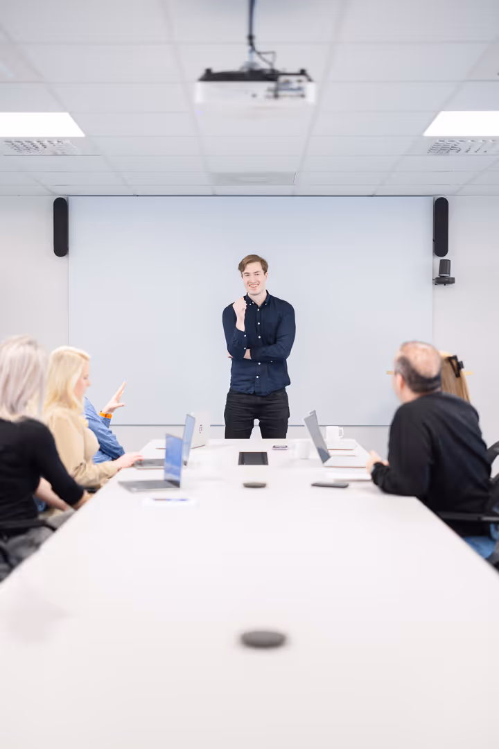 Foredragsholder foran hvit prosjektor­vegg leder strategimøte – bedriftsfoto Stavanger.