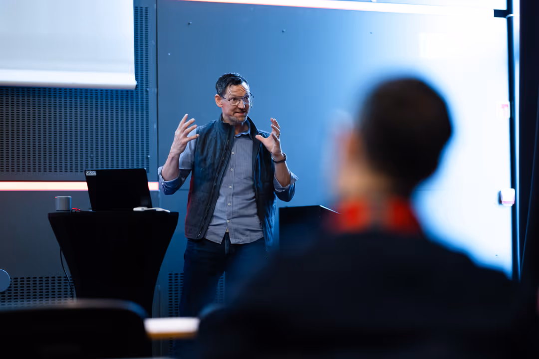 Engasjert foredragsholder gestikulerer under inspirerende talk – konferansefoto Stavanger.