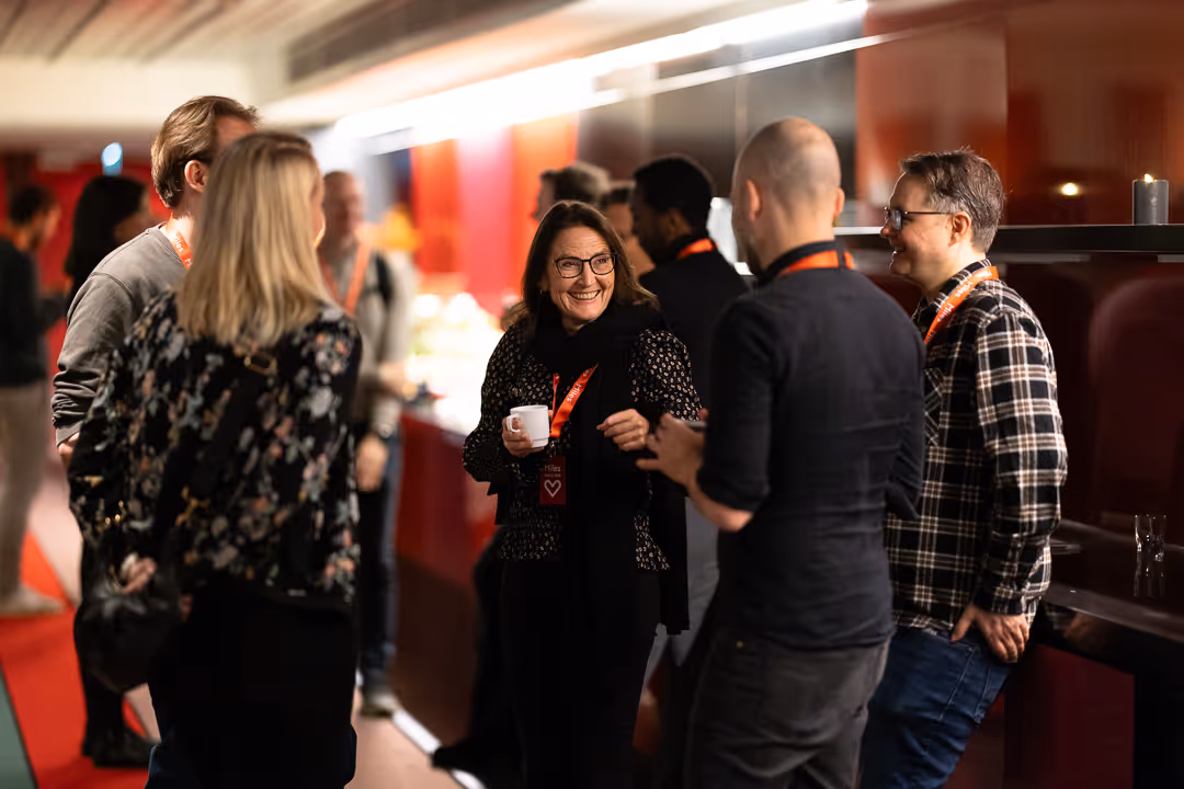 Deltakere mingler med kaffe under pause på fagkonferanse – arrangementfoto Stavanger.