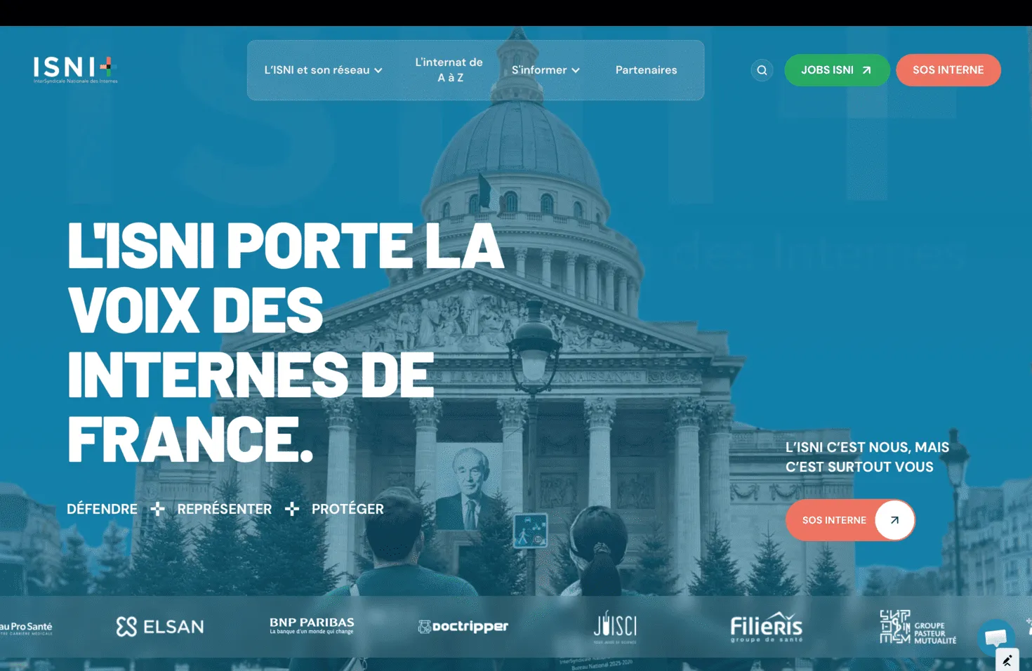 La façade du Panthéon à Paris avec deux personnes et un texte sur la voix des internes de France.