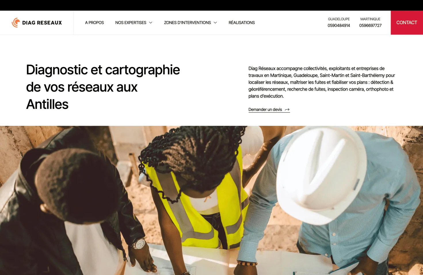 Trois professionnels en chantier examinent des plans, dont une en gilet jaune, un autre casque blanc.