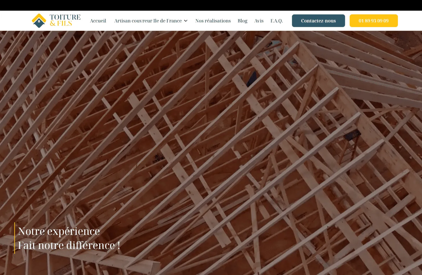 Structure en bois d'une charpente de toit en construction vue de dessus.