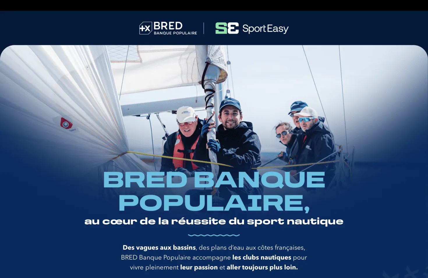 Équipage souriant sur un voilier pendant une régate en mer, mettant en avant la voile sportive.