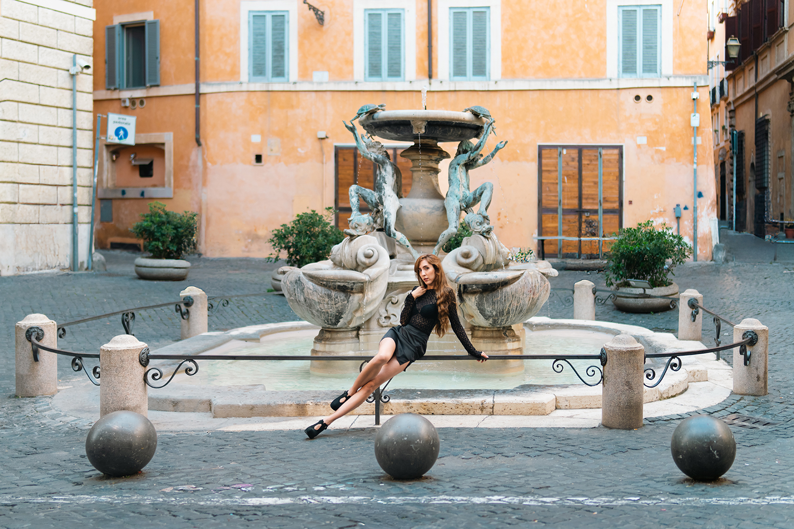 Solo photoshoot in Rome’s Jewish Ghetto at Fontana delle Tartarughe with a woman posing gracefully, highlighting the charm of historic streets and artistic atmosphere.