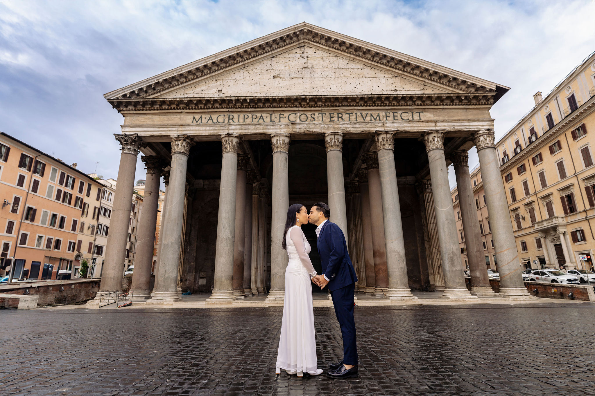Couple kissing in front of the Pantheon during the Iconic Route of the Grand Tour Rome Photoshoot by Eidos Photography, Rome photographer.