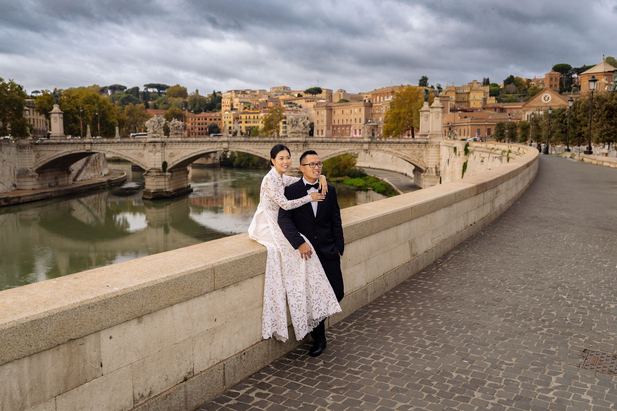 A balanced blue hour couple portrait along the Tiber near Castel Sant’Angelo, where subtle lighting keeps skin tones natural against Rome’s historic backdrop. Captured by Eidos Photography, your trusted Rome photographer.