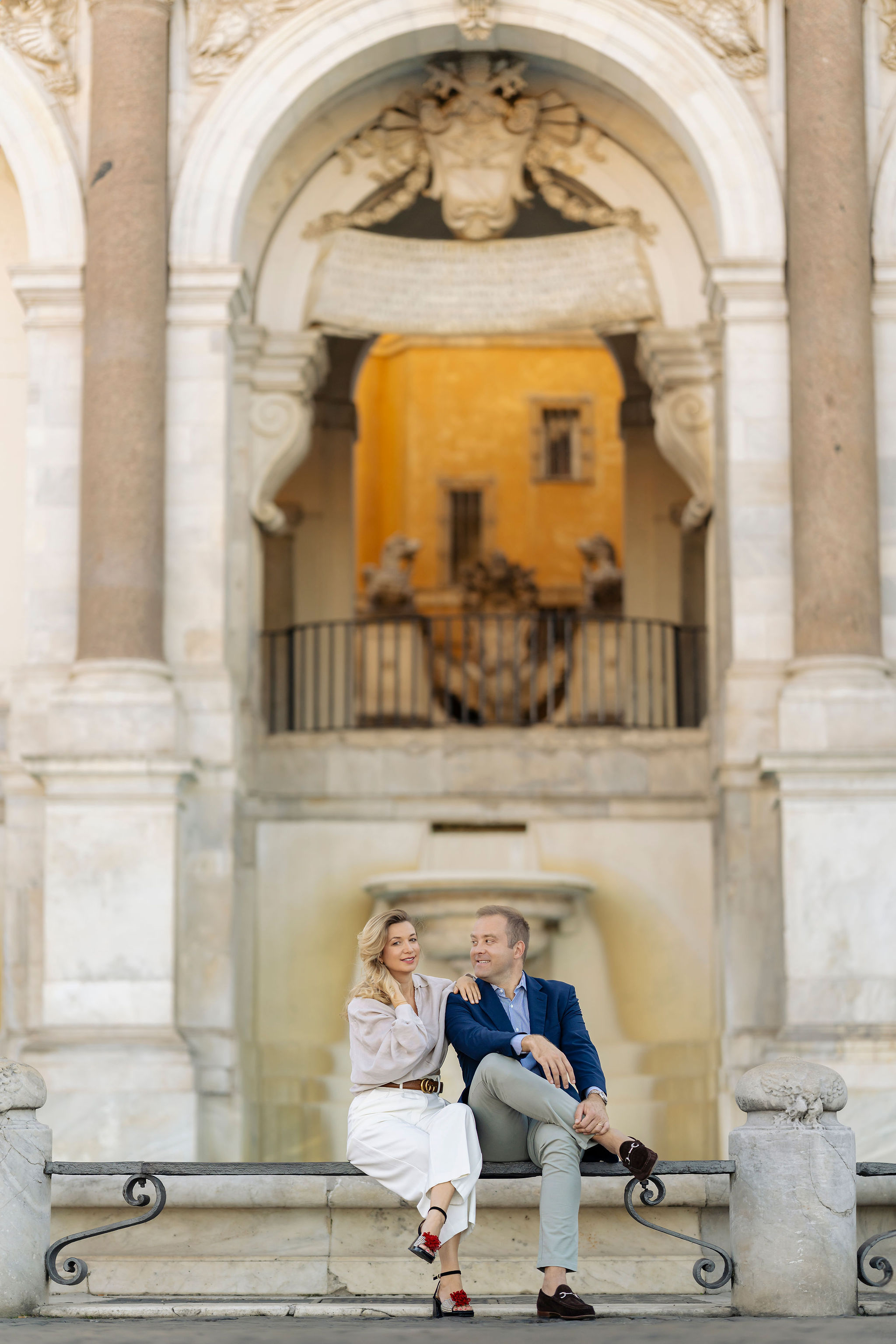 Couple posing by the architecture of Fontana dell’Acqua Paola in Rome, Gianicolo, Eidos Photography Rome photographer couple photoshoot.
