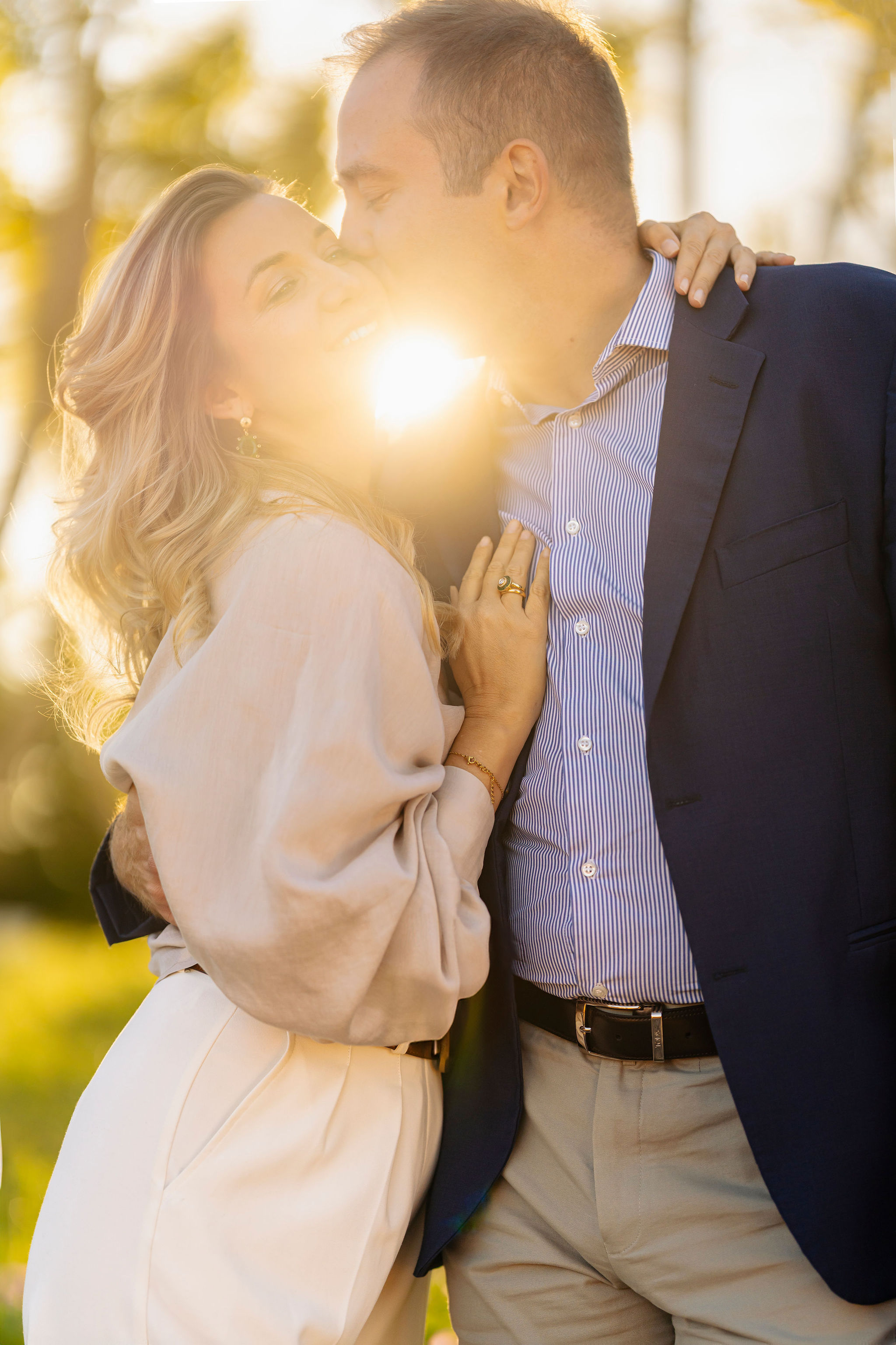 Close up couple kiss with sun flare during golden hour on Gianicolo Hill in Rome, Eidos Photography Rome photographer couple photoshoot.