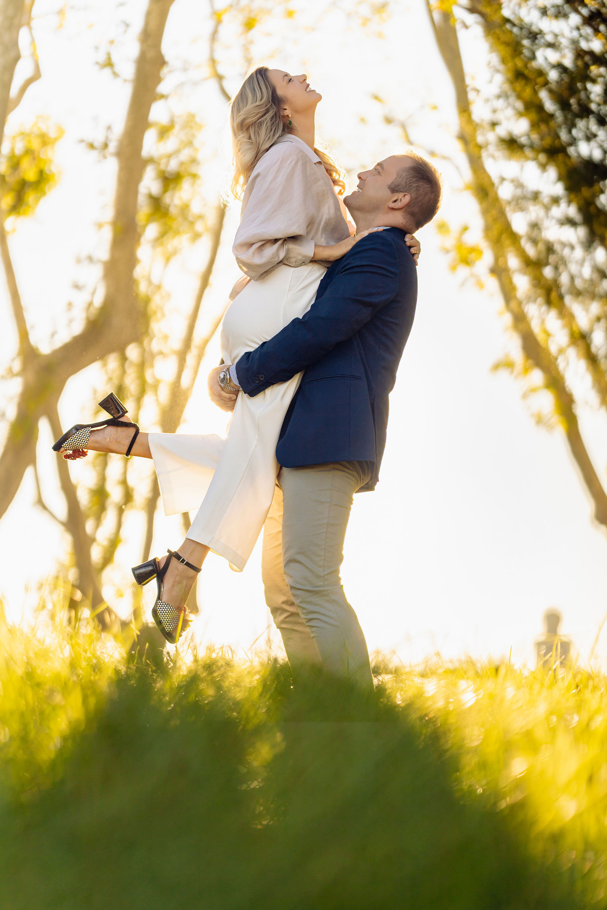 Couple lift pose during sunset on Gianicolo Hill in Rome, Eidos Photography Rome photographer couple photoshoot golden hour.
