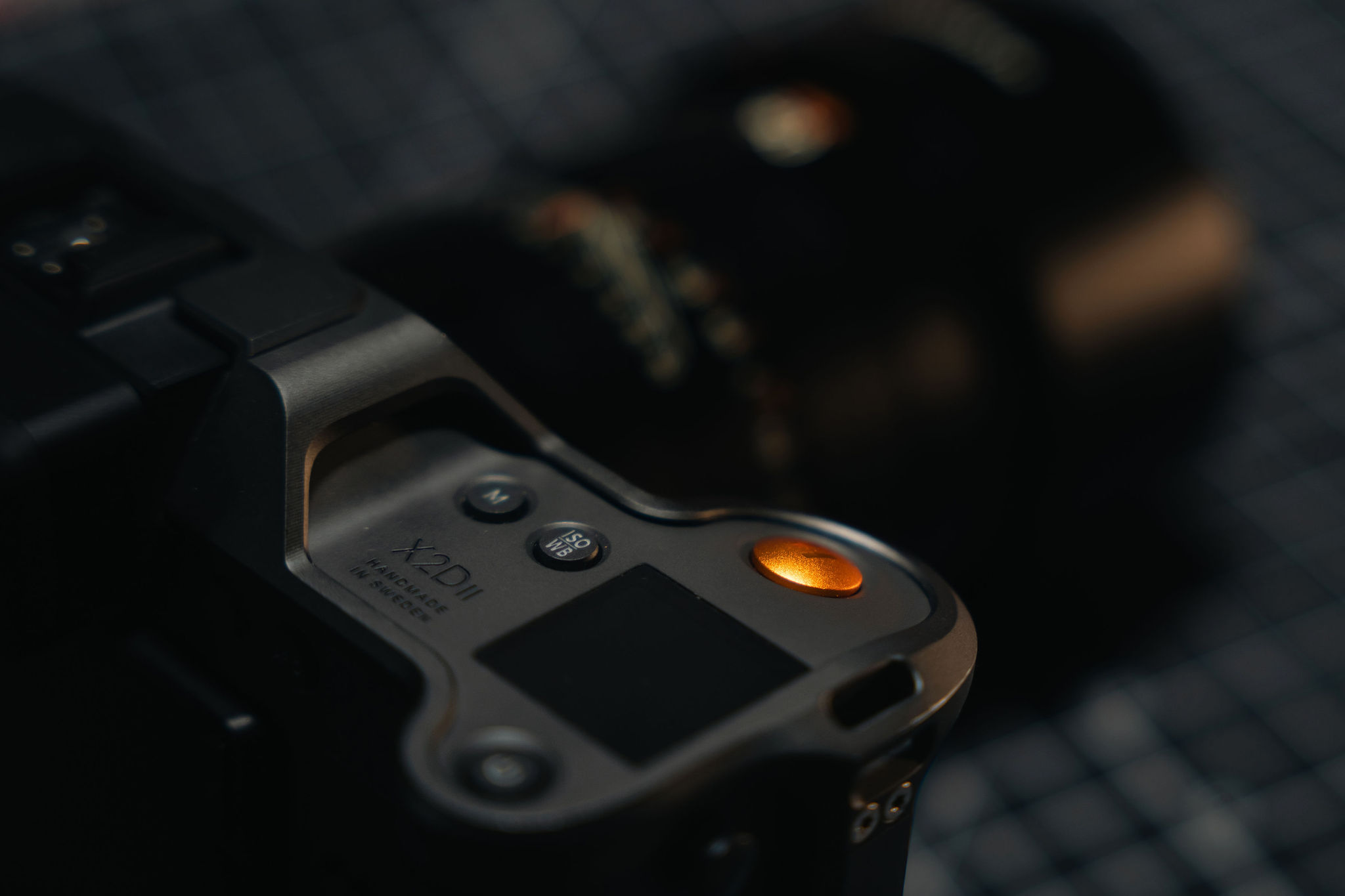 Hasselblad XCD 2.5/90V portrait lens used by Eidos Photography for premium Rome portrait photography. Caption: The Hasselblad XCD 2.5/90V brings medium format detail and cinematic depth to Eidos Photography’s Rome photoshoots.