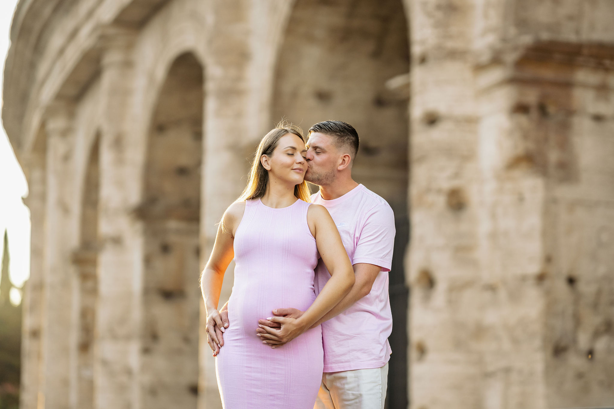     : Pregnant traveler and her partner photographed during a relaxed Colosseum photoshoot