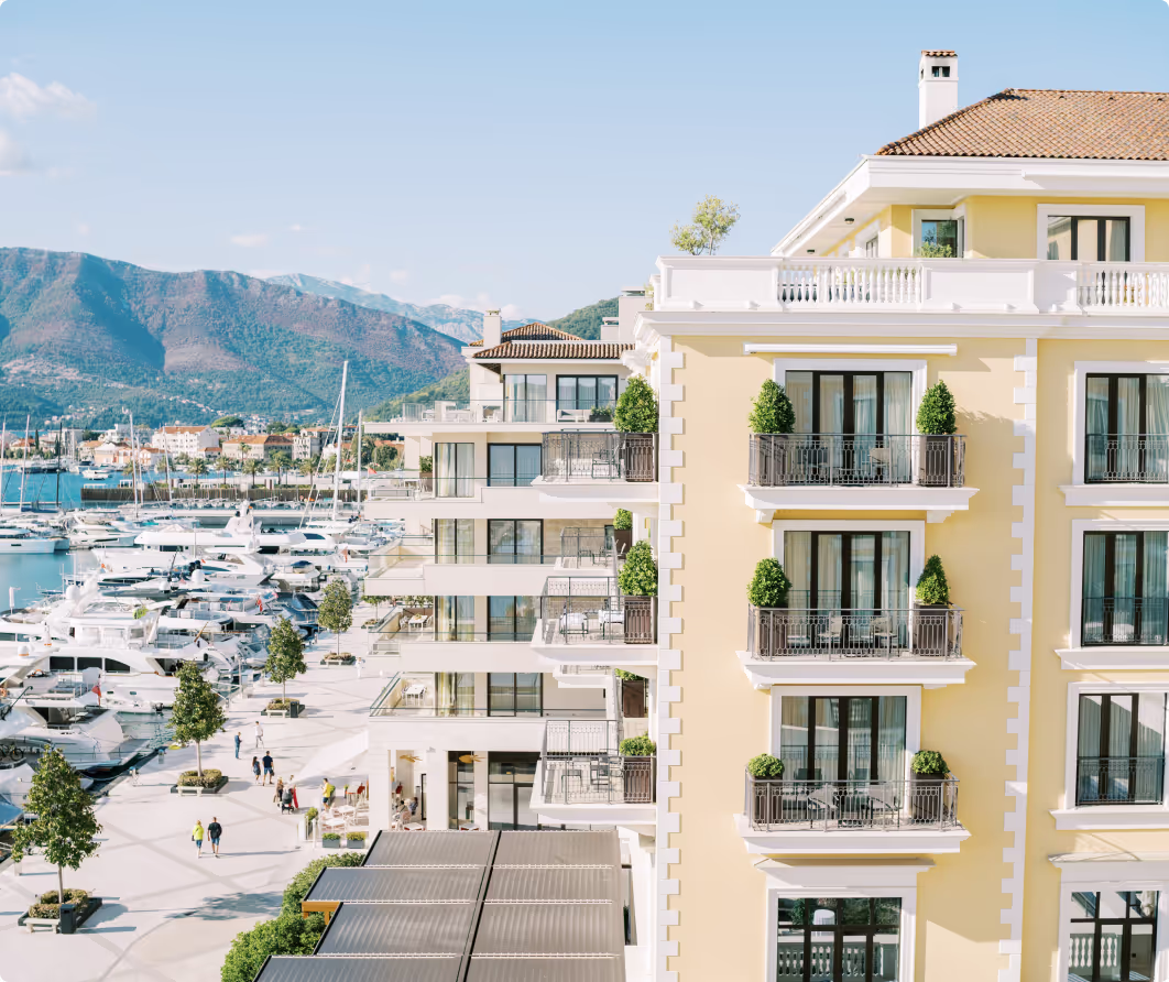 Luxuriöse Wohnungen am Wasser in Montenegro nahe einer Marina mit Bergblick, angeboten von Deluxe Estate Montenegro. Moderne Ausstattung und Adria-Lage.