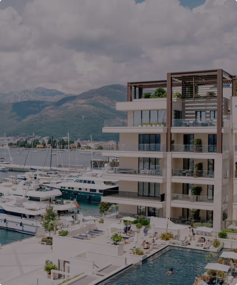 Exklusive Immobilien in Montenegro mit privaten Stränden, Fitnesscentern, Gourmet-Restaurants und moderner Infrastruktur von Deluxe Estate Montenegro. Wohnen direkt am Wasser.