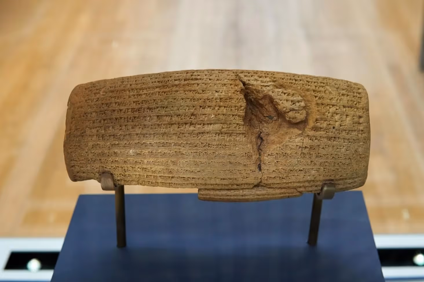 Царь Кир разрешает еврейским изгнанникам вернуться в Иерусалим и восстановить Храм