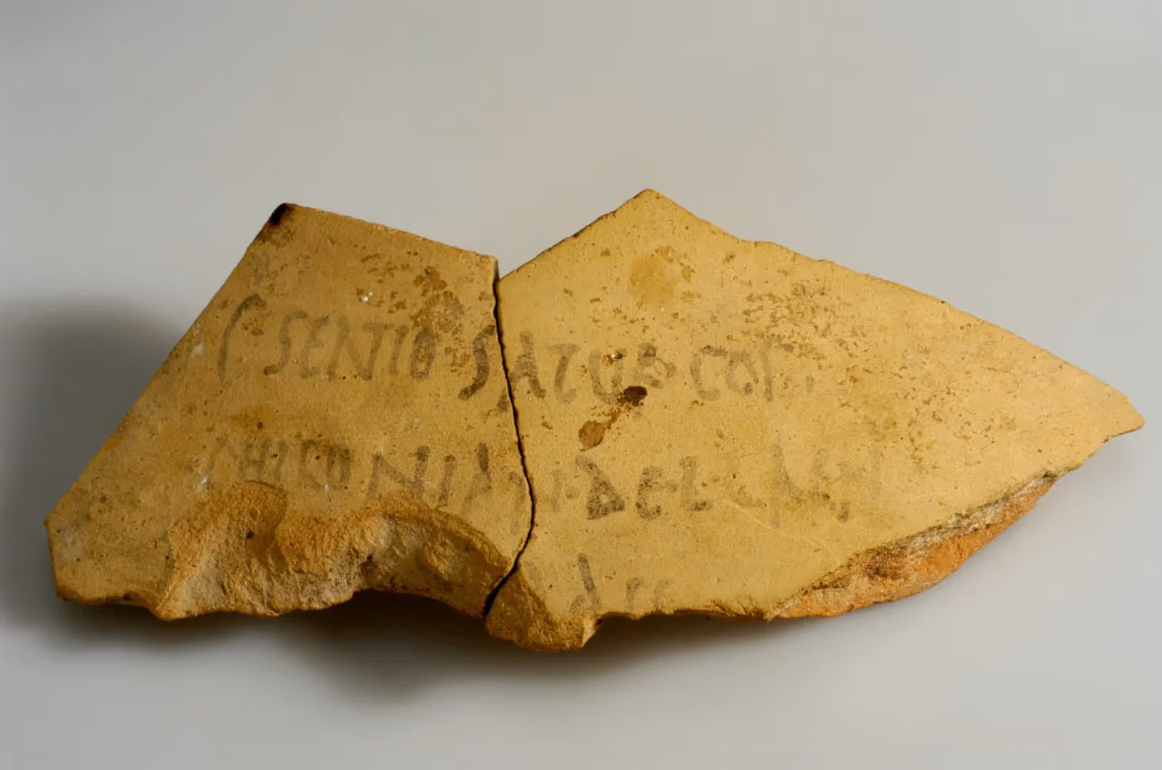 Fragmento da grande ânfora de Herodes, encontrado em Massada 