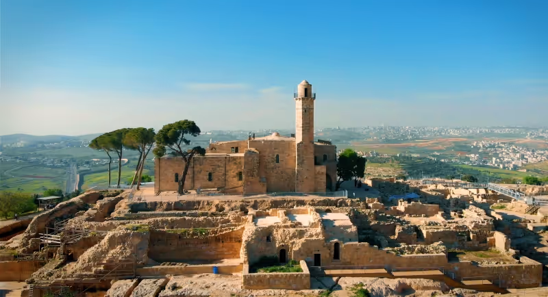 Pantaleon of Aveiro mentions ongoing prayer at the Tomb of Shmuel (Samuel)