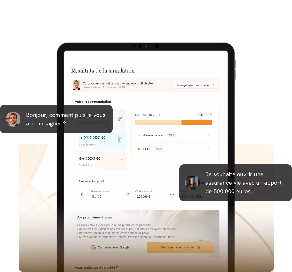 Tablette affichant les résultats d'une simulation financière avec recommandations et capital investi, accompagnée de deux bulles de dialogue en français.