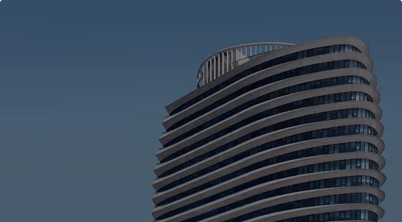Gratte-ciel moderne aux balcons arrondis en bandes contrastantes sous un ciel bleu sombre.