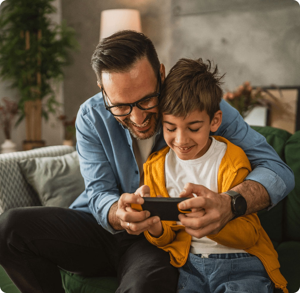 Grupa ludzi trzymająca telefony w górze, uśmiechając się i celebrując wspólny moment