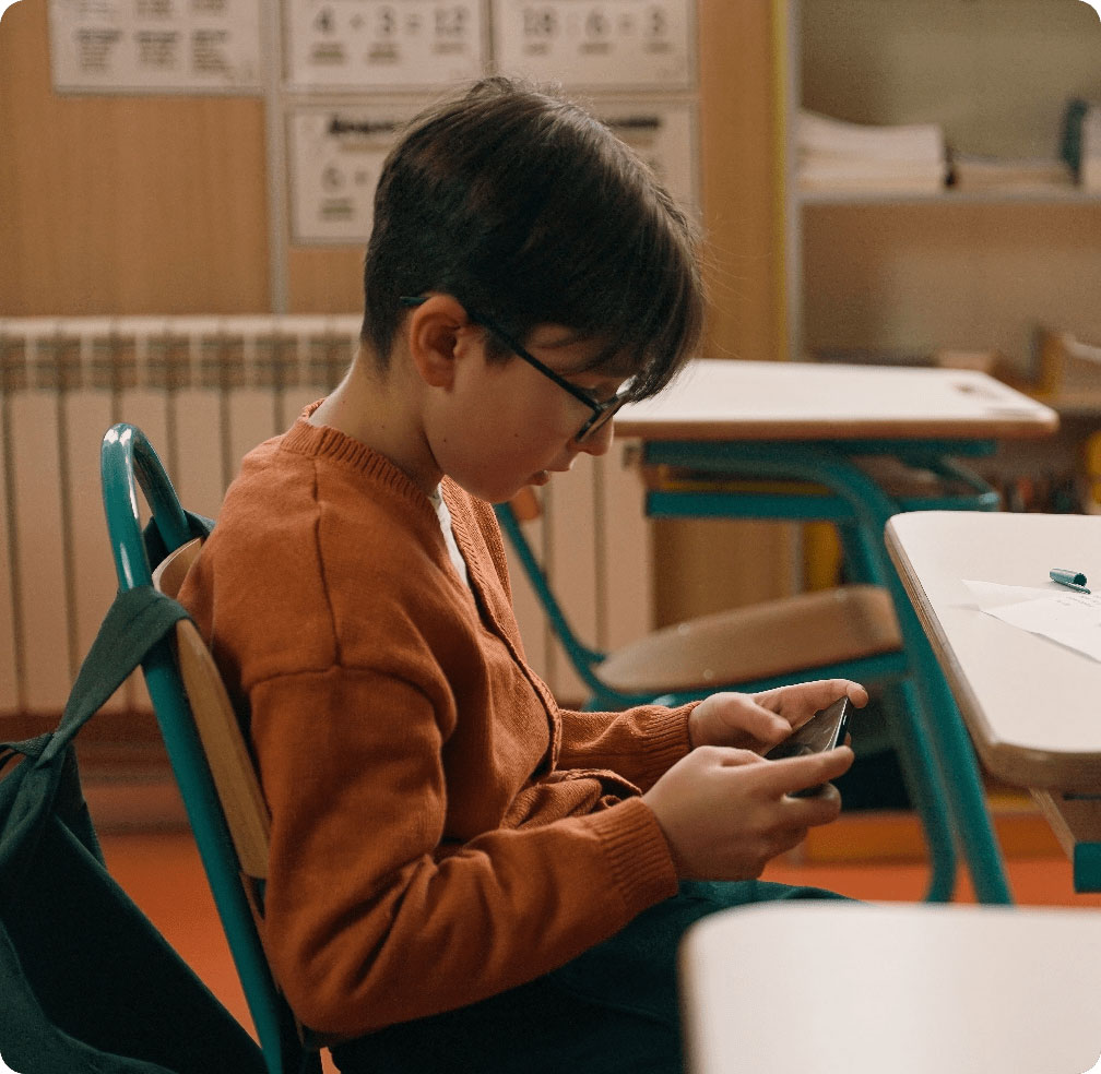 Grupa ludzi trzymająca telefony w górze, uśmiechając się i celebrując wspólny moment