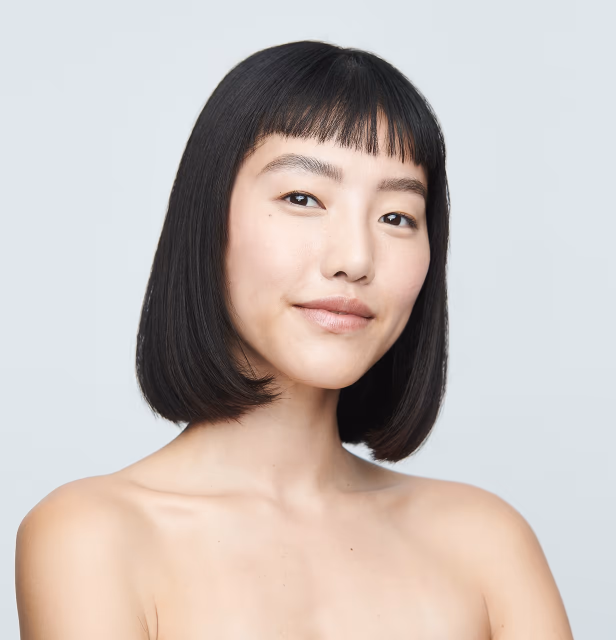 Zufriedene Kundin mit gesundem und strahlendem Hautbild nach einer professionellen Kosmetik-Behandlung.