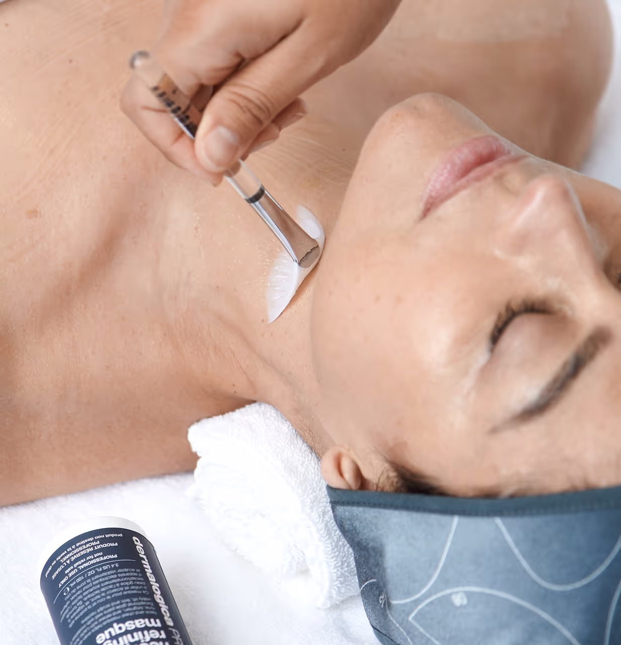 Tiefenwirksame Faszienmassage zur sofortigen Festigung der Gesichtskontur bei der Pro FIRM Behandlung