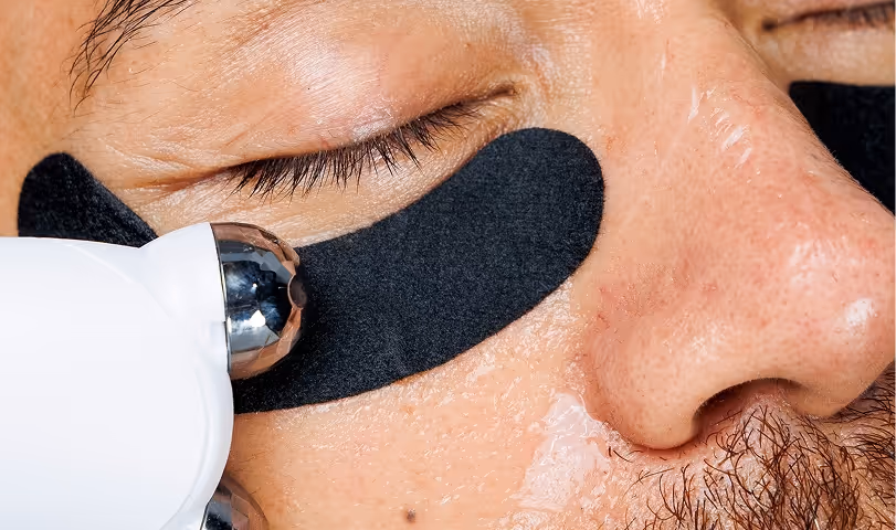 Gezielte Akne-Behandlung für Teenager zur Klärung unreiner Haut und Minderung von Pickelmalen.