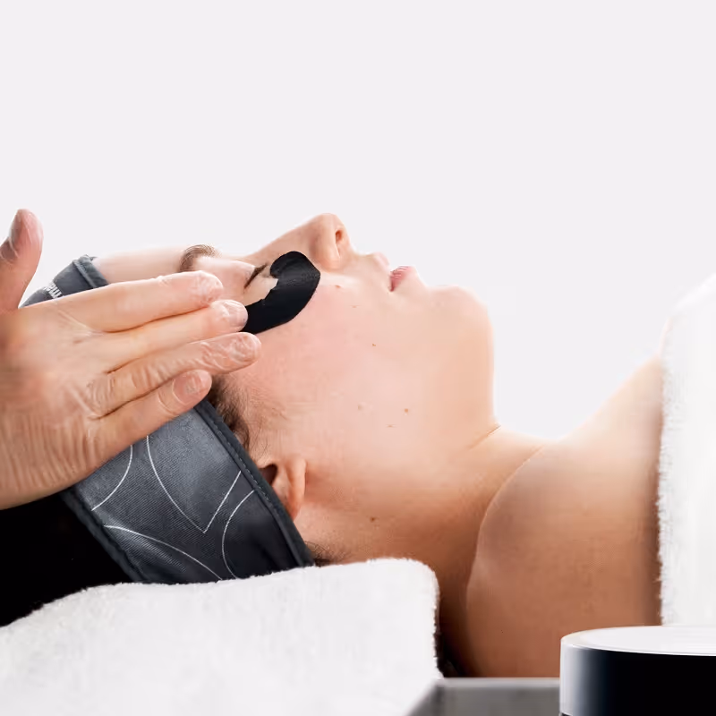 Spezialisierte Augenpflege für einen strahlenden Glow während der Pro BRIGHT Behandlung in Hietzing