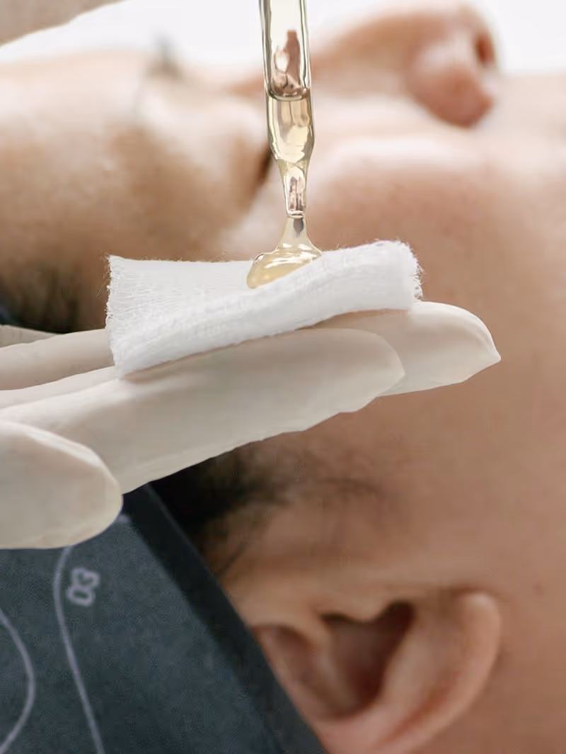 Anwendung von hochkonzentriertem Anti-Aging-Serum mit Peptiden und Retinol während einer Pro FIRM Behandlung.