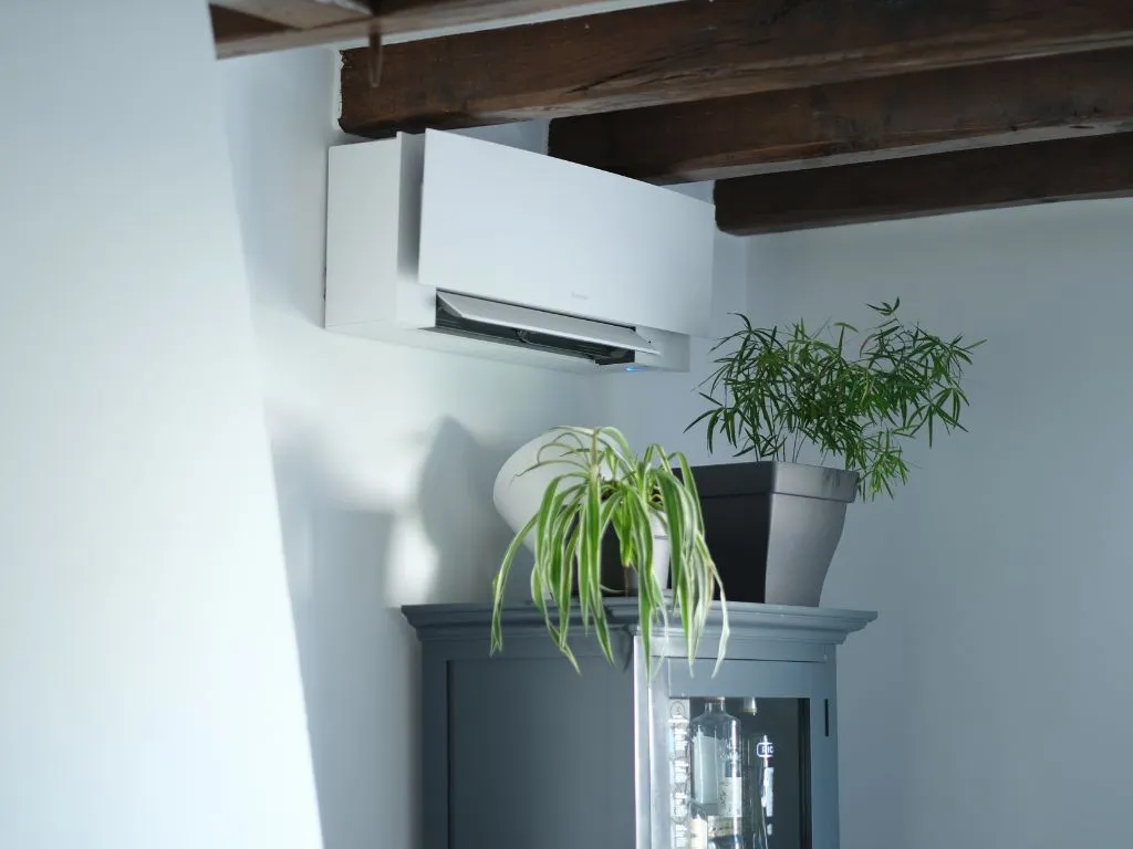 clim murale blanche sur un mur blanc