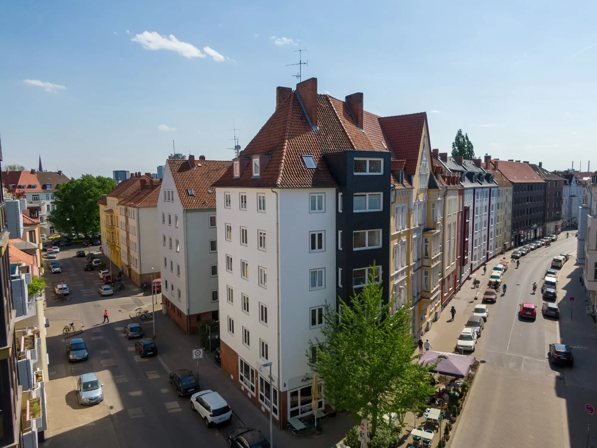 Ansicht eines Mehrfamilienhauses der JUNiCKE Gruppe an einer Straßenecke in Hannover.