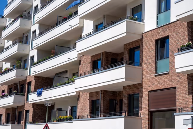 Ansicht eines modernen Mehrfamilienhauses mit Balkonen.