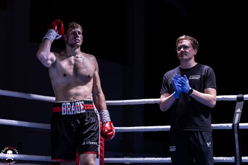 Viser Brage Lange og Alexander Hagen i ringen