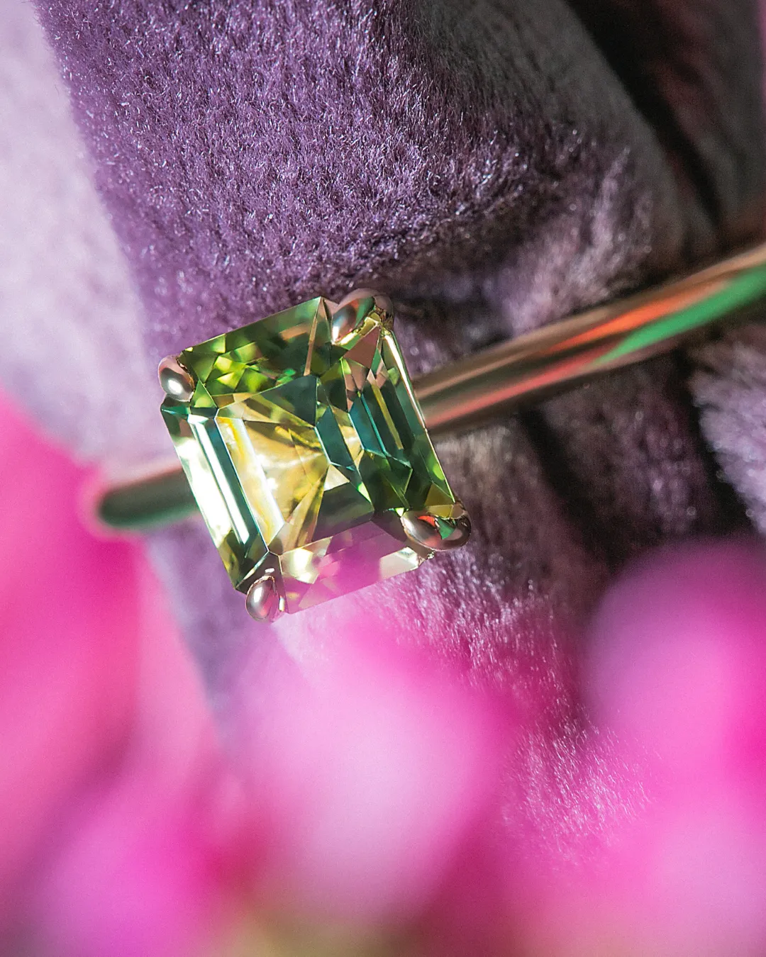Anillo solitario de turmalina verde.png