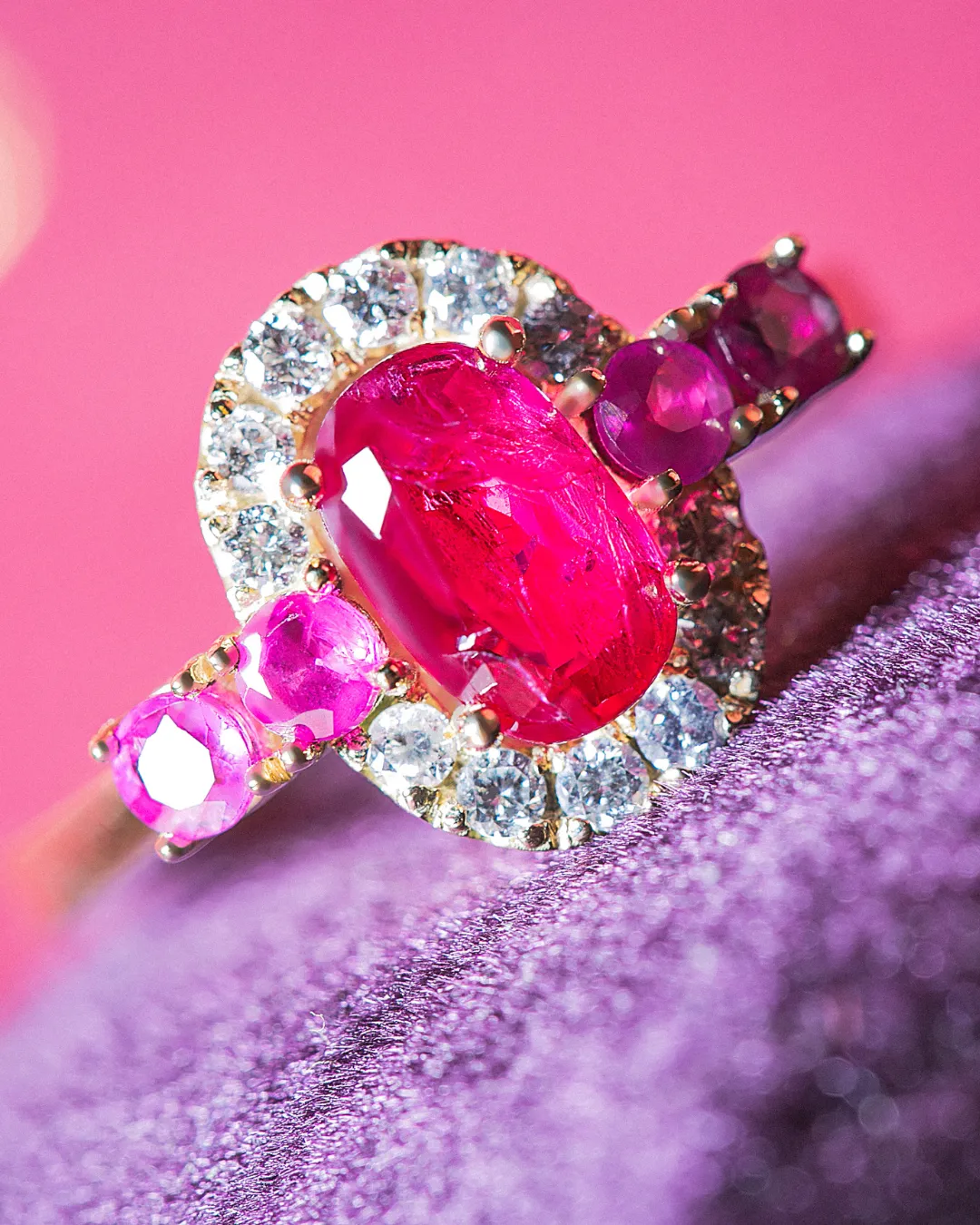 Anillo de rubies con diamantes.png
